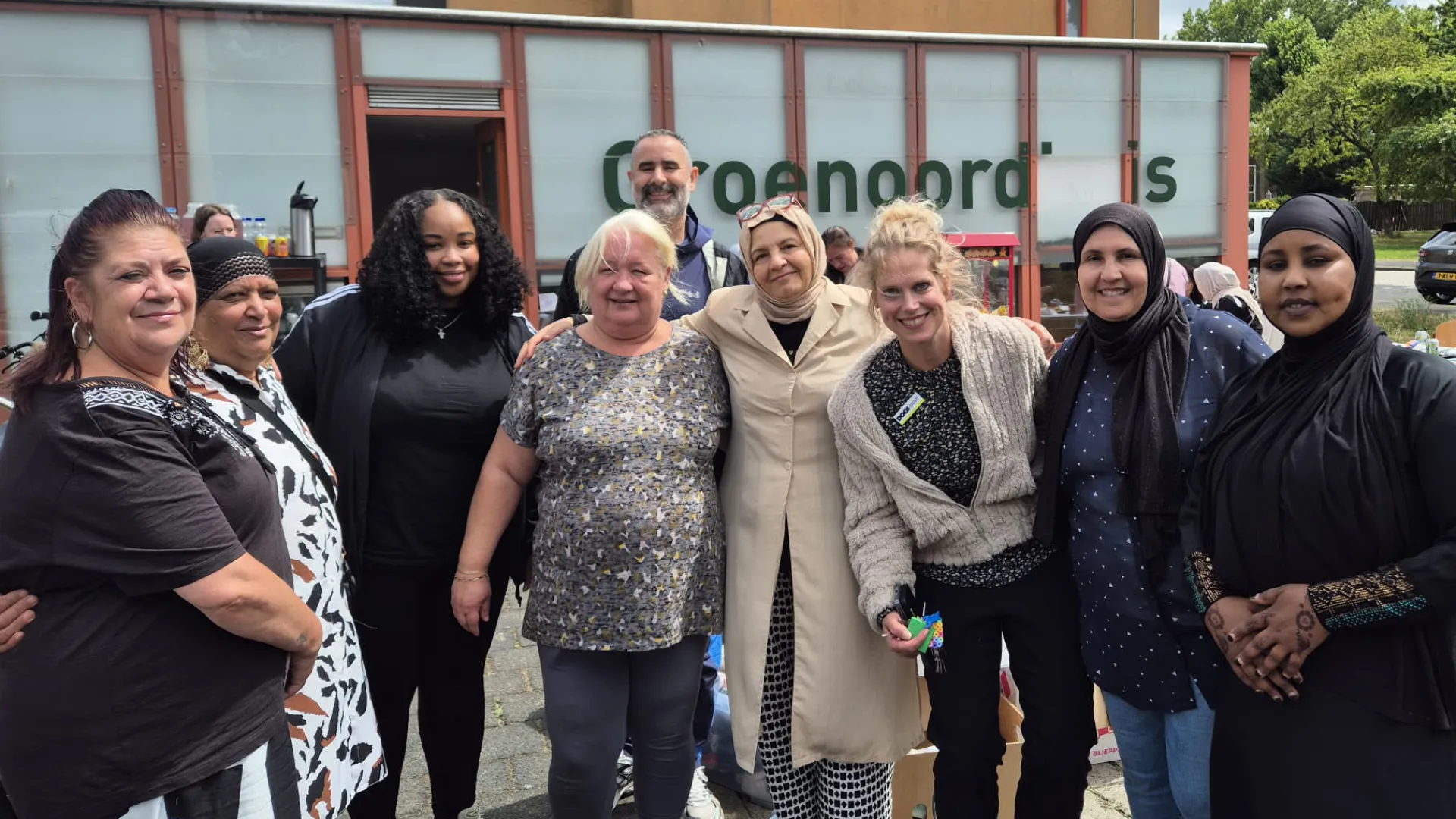 De vrijwilligers van de kledingbank Groenoord tijdens de feestelijke heropening